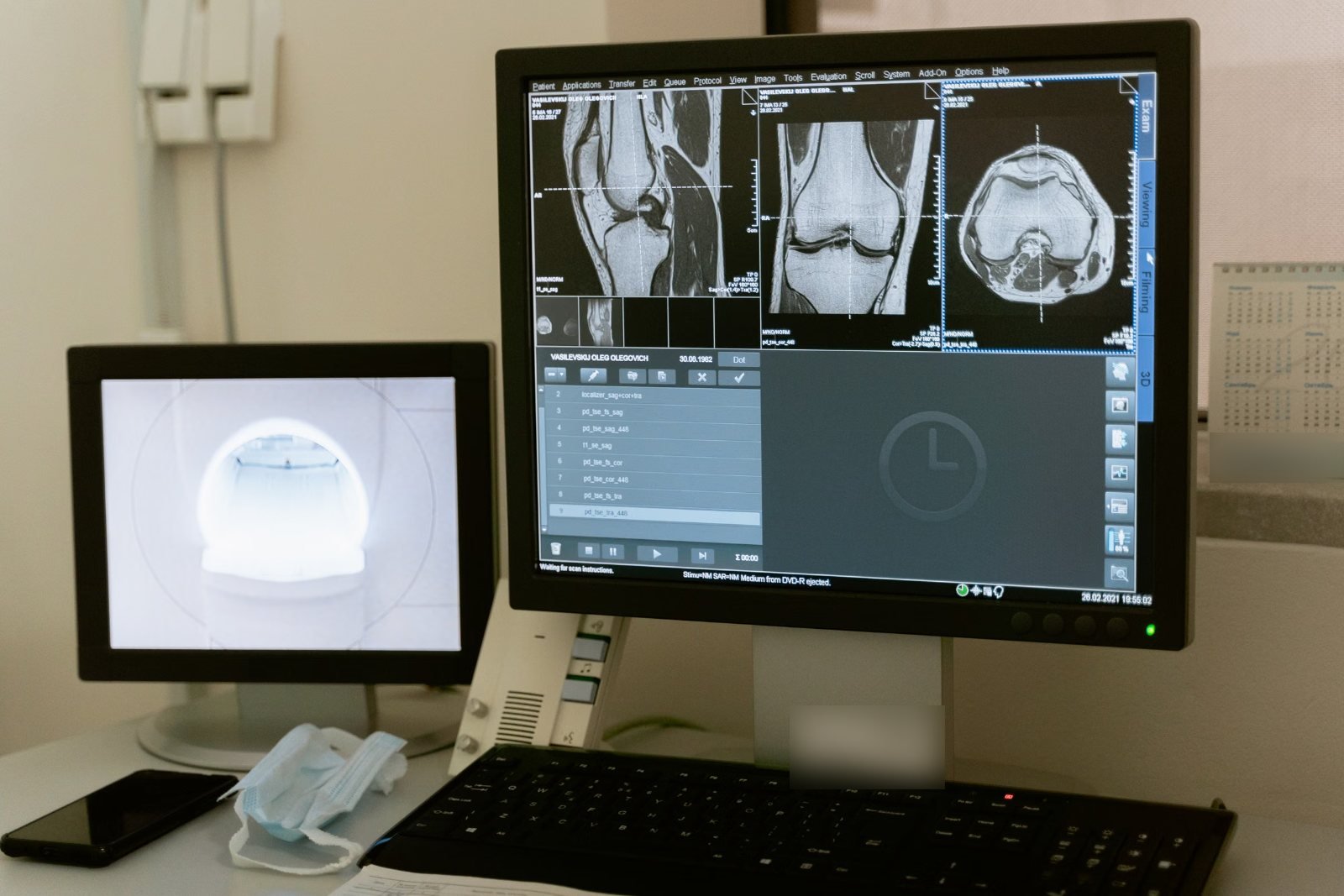 MRI images of a joint open on a reporting workstation