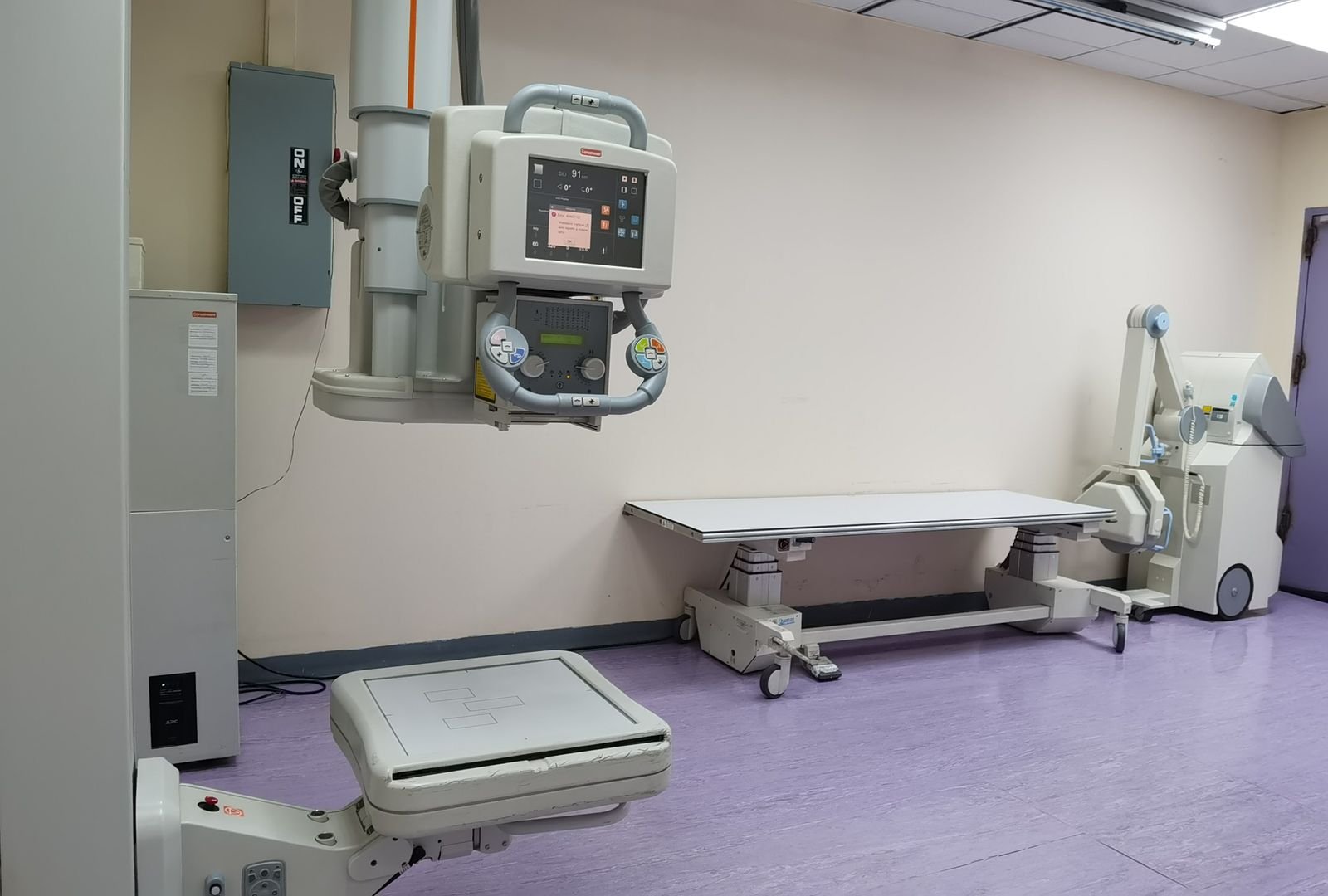 An X-ray room with table and tube